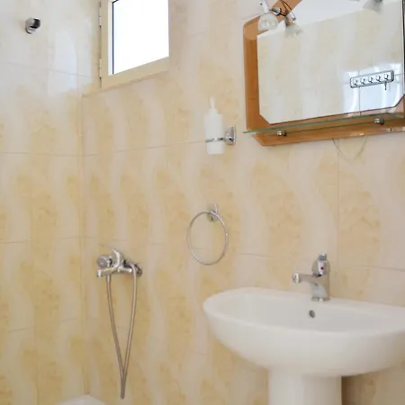 Golden Beach Hotel 酒店 3*