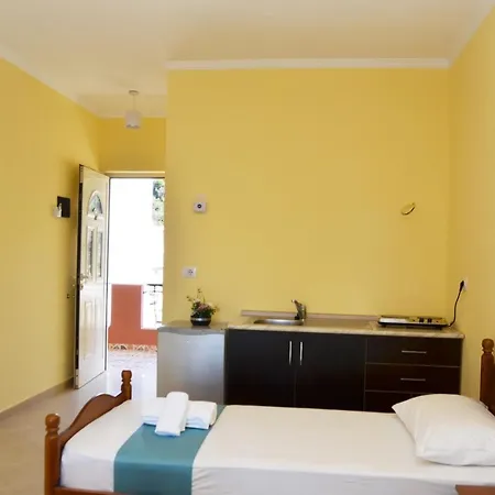 Golden Beach Hotel 酒店 3*
